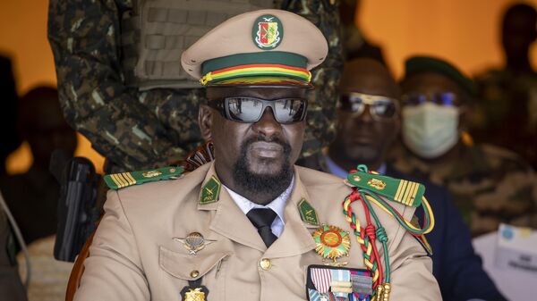 O líder da junta da Guiné, Coronel Mamady Doumbouya, supervisiona um desfile militar do dia da independência em Bamako, Mali, em 22 de setembro de 2022. - Sputnik Brasil