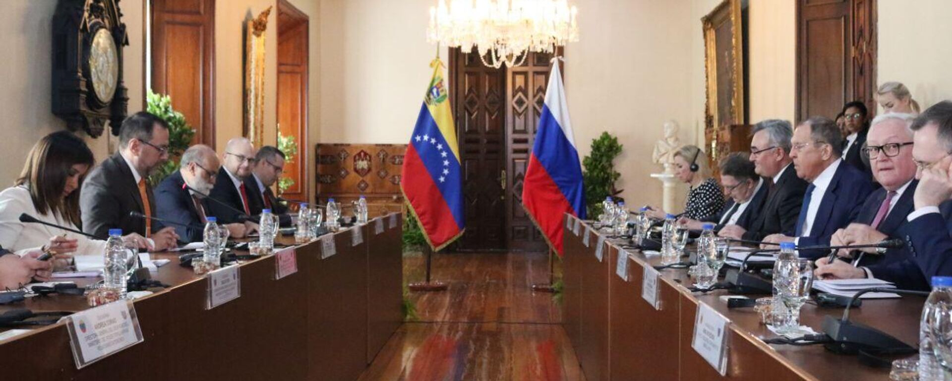 O ministro das Relações Exteriores da Venezuela, Yván Gil, e seu homólogo russo, Sergei Lavrov, participam de reunião em Caracas, em 20 de fevereiro de 2024 - Sputnik Brasil, 1920, 20.02.2024
