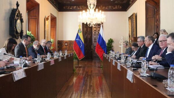 O ministro das Relações Exteriores da Venezuela, Yván Gil, e seu homólogo russo, Sergei Lavrov, participam de reunião em Caracas, em 20 de fevereiro de 2024 - Sputnik Brasil