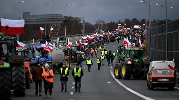 Agricultores poloneses com seus tratores e veículos bloqueiam a rodovia que liga Varsóvia a Lublin, fora da cidade de Ryki, região de Lublin, durante um protesto de agricultores de todo o país contra as medidas climáticas da UE, em 20 de fevereiro de 2024 - Sputnik Brasil