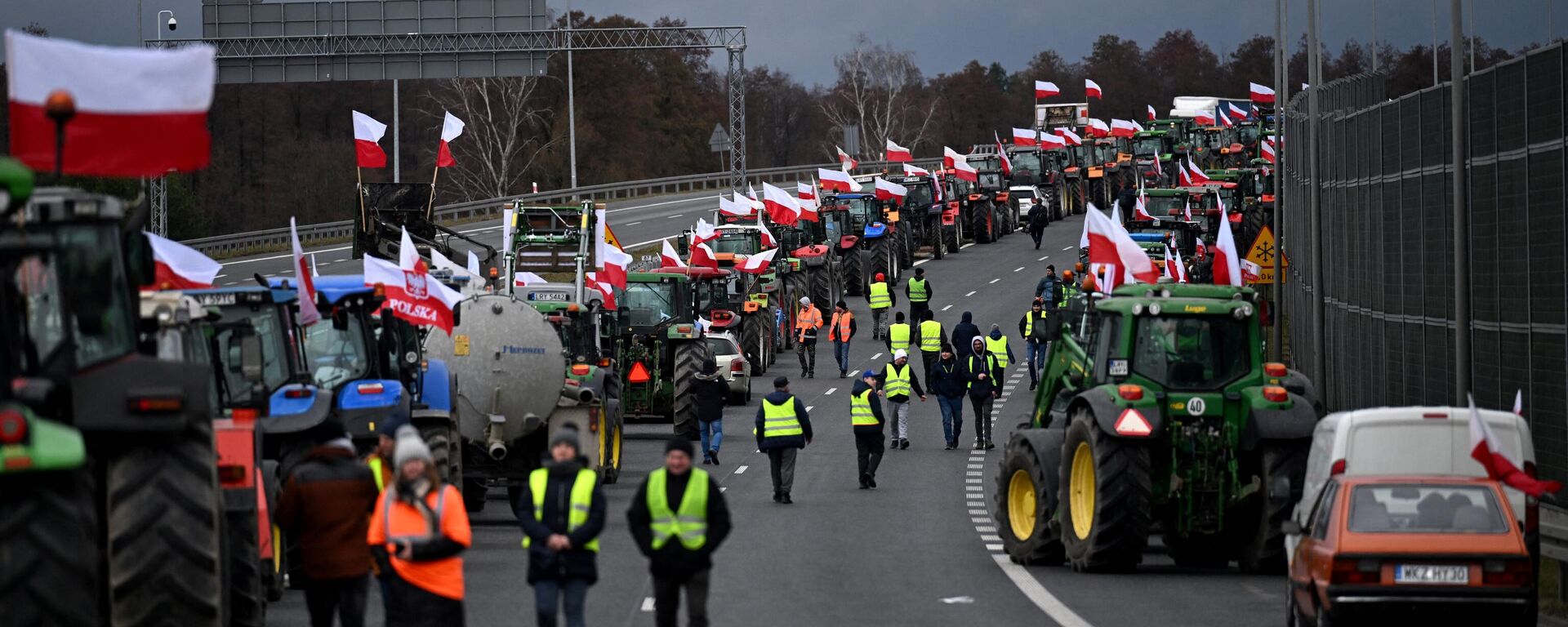 Agricultores poloneses com seus tratores e veículos bloqueiam a rodovia que liga Varsóvia a Lublin, fora da cidade de Ryki, região de Lublin, durante um protesto de agricultores de todo o país contra as medidas climáticas da UE, em 20 de fevereiro de 2024 - Sputnik Brasil, 1920, 20.02.2024