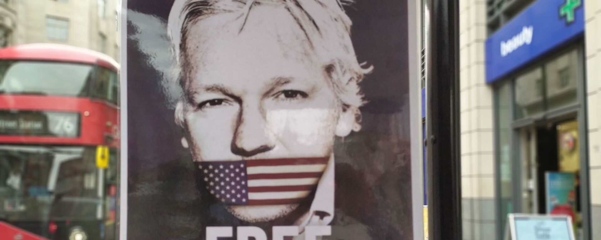 Placa pedindo pela liberdade de Julian Assange em ponto de ônibus na estrada de Old Bailey nos EUA, em 9 de setembro de 2020 - Sputnik Brasil, 1920, 21.02.2024