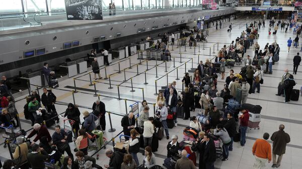 Passageiros esperam na fila do aeroporto internacional de Ezeiza, Buenos Aires, Argentina (foto de arquivo) - Sputnik Brasil