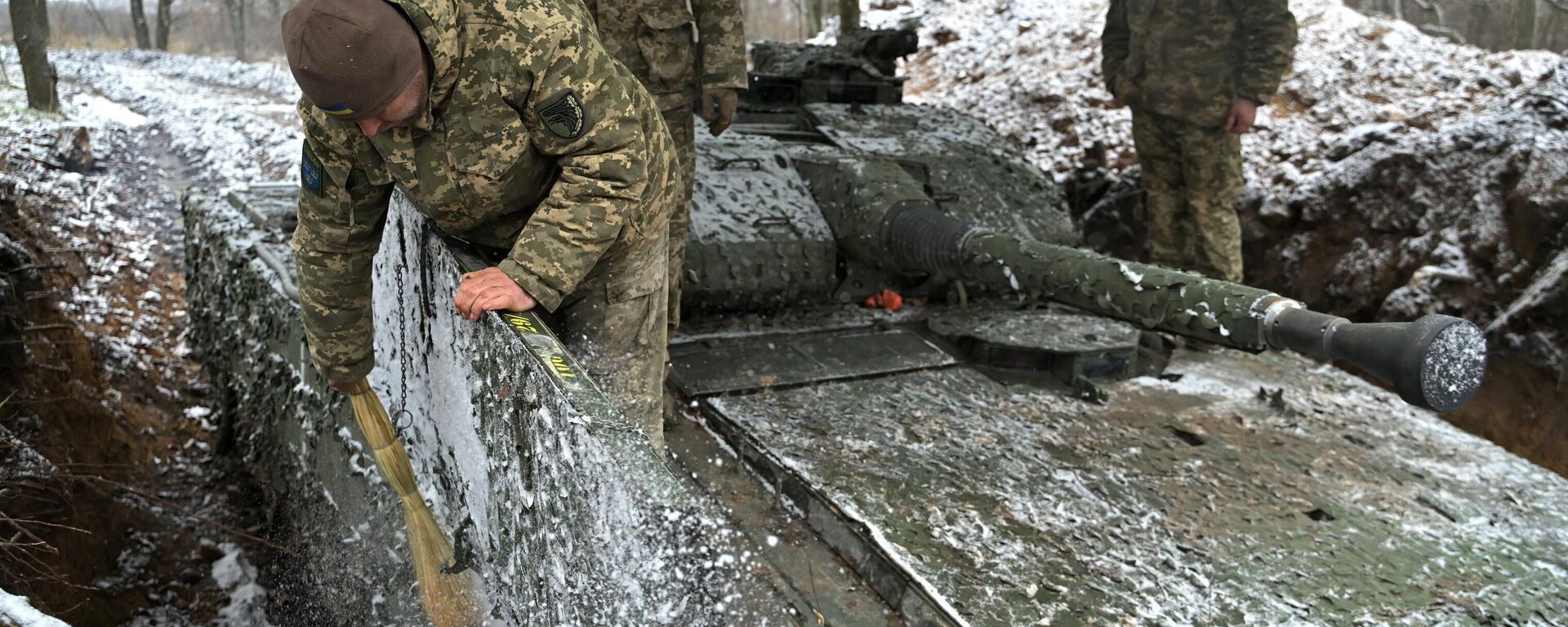 Militares ucranianos limparam a neve de sua Suécia e colocaram o veículo blindado de combate de infantaria CV90 em uma posição apontando na direção de Bakhmut, na região de Donetsk, em 27 de novembro de 2023 - Sputnik Brasil, 1920, 21.02.2024