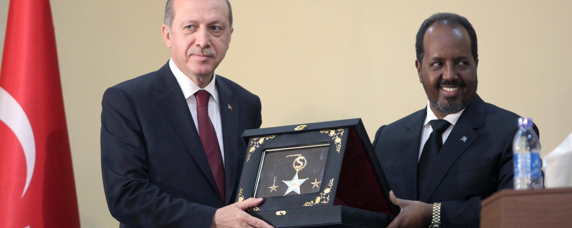 O presidente da Turquia, Recep Tayyip Erdogan, à esquerda, e o presidente da Somália, Hassan Sheikh Mohamud, trocam presentes. Mogadíscio, 25 de janeiro de 2015 - Sputnik Brasil, 1920, 21.02.2024