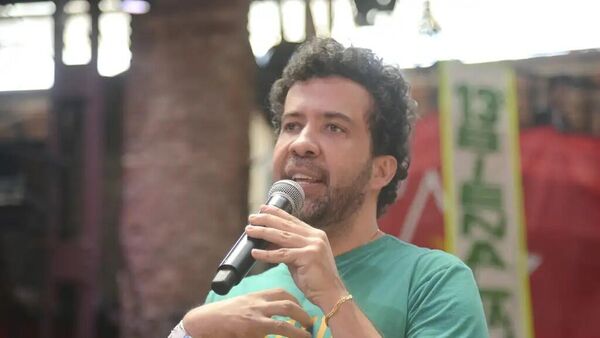 O deputado federal (Avante-MG), André Janones fala durante debate sobre comunicação na Bienal da Une, no Rio de Janeiro - Sputnik Brasil