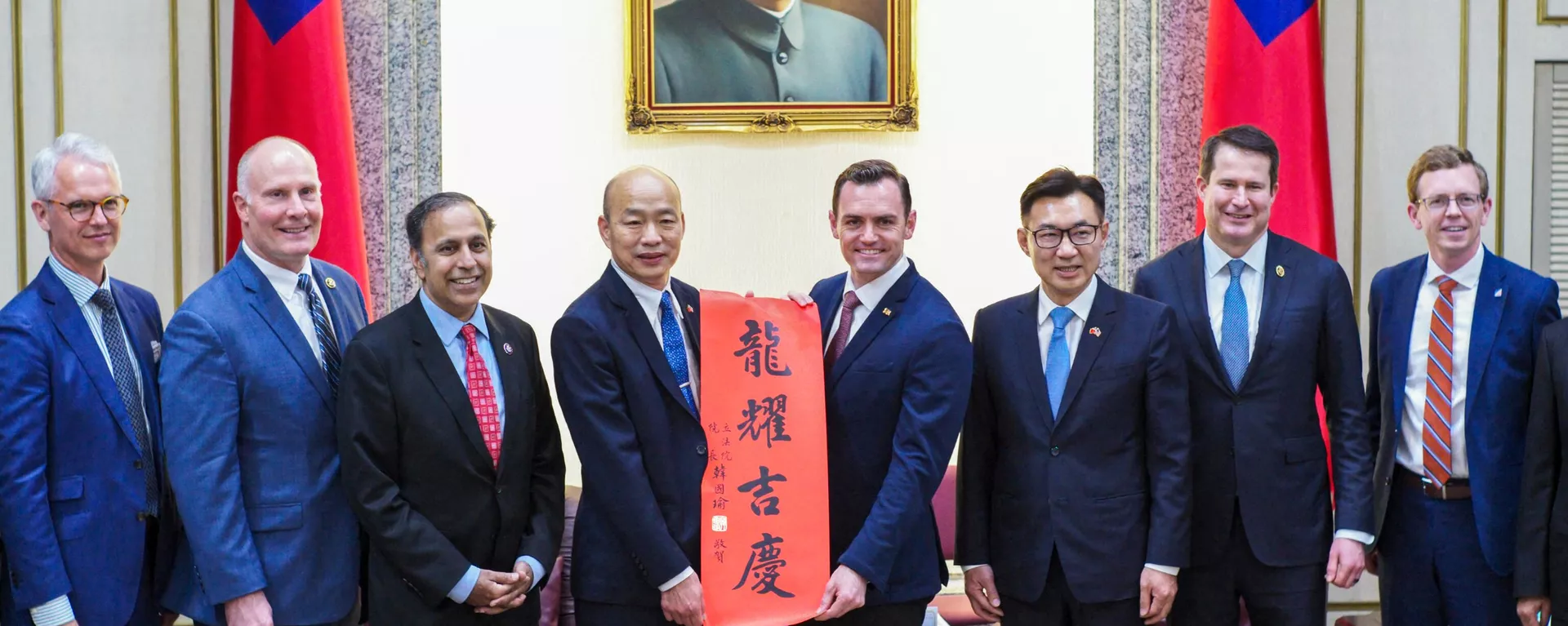 Mike Gallagher, da Câmara dos Representantes dos EUA (D), recebe um Chunlian, uma decoração tradicional com caligrafia chinesa que diz Boa sorte para você, do presidente do Parlamento de Taiwan, Han Kuo-yu (E), principal partido da oposição, Kuomintang, no Parlamento em Taipé, em 22 de fevereiro de 2024 - Sputnik Brasil, 1920, 22.02.2024