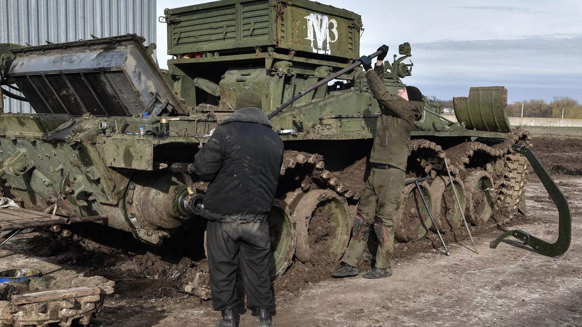 Soldados do batalhão de reparação e recuperação do agrupamento de tropas Vostok (Leste) consertam e modernizam tanque da zona de operação especial da Rússia, foto publicada em 21 de fevereiro de 2024 - Sputnik Brasil, 1920, 22.02.2024