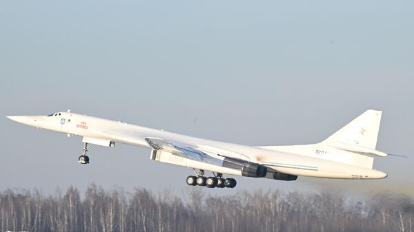 Porta-mísseis estratégico modernizado Tu-160M Ilia Muromets, com Vladimir Putin, presidente da Rússia, a bordo, 22 de fevereiro de 2024 - Sputnik Brasil