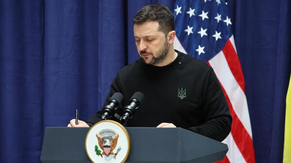 O presidente ucraniano, Vladimir Zelensky, faz anotações durante uma conferência de imprensa com a vice-presidente dos EUA, Kamala Harris (não retratada), na Conferência de Segurança de Munique (MSC), em Munique, sul da Alemanha, em 17 de fevereiro de 2024 - Sputnik Brasil