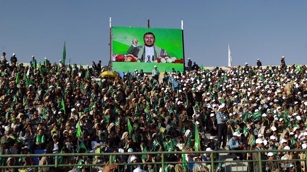 Discurso do líder xiita Abdul-Malik al-Houthi é exibido enquanto muçulmanos iemenitas, incluindo apoiadores houthis, participam de comício (foto de arquivo) - Sputnik Brasil