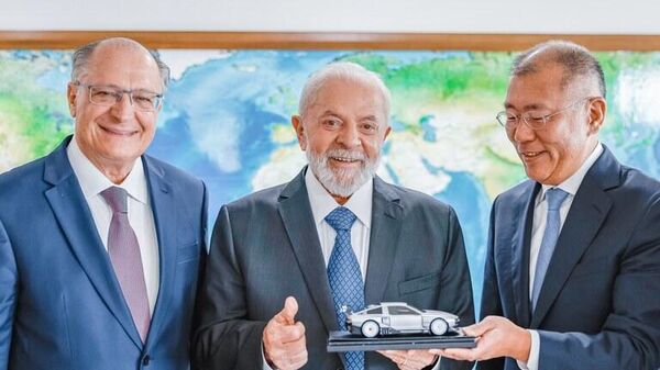 Presidente Luiz Inácio Lula da Silva, o presidente-executivo global do grupo Hyundai, Euisun Chung, acompanhado do vice-presidente da República e ministro do Desenvolvimento, Indústria, Comércio e Serviços, Geraldo Alckmin, no Palácio do Planalto, em 22 de fevereiro de 2024 - Sputnik Brasil