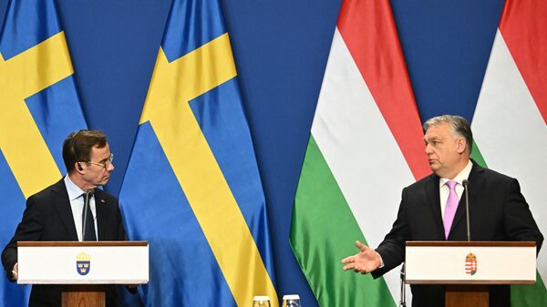 O primeiro-ministro sueco Ulf Kristersson e seu homólogo e anfitrião húngaro, Viktor Orban, dão uma conferência de imprensa conjunta no gabinete do primeiro-ministro húngaro no mosteiro Carmelita em Budapeste, Hungria, em 23 de fevereiro de 2024 - Sputnik Brasil