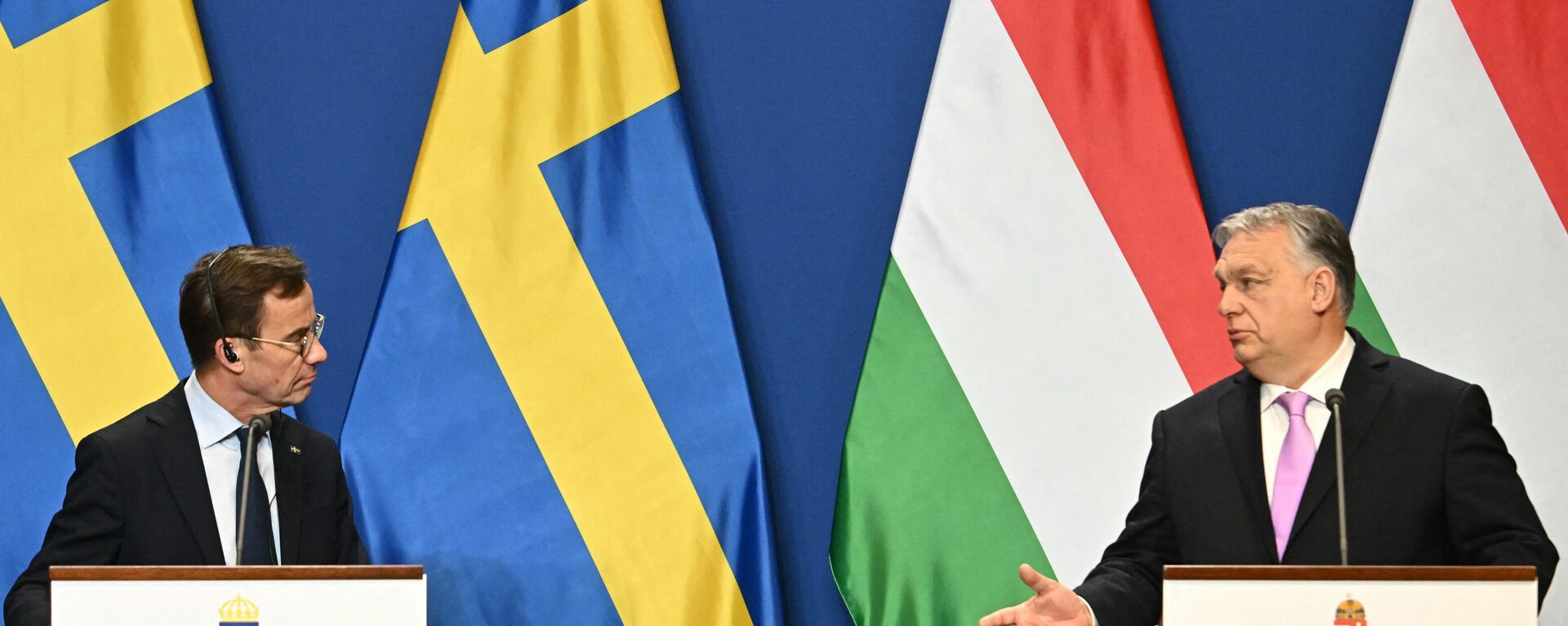 O primeiro-ministro sueco Ulf Kristersson e seu homólogo e anfitrião húngaro, Viktor Orban, dão uma conferência de imprensa conjunta no gabinete do primeiro-ministro húngaro no mosteiro Carmelita em Budapeste, Hungria, em 23 de fevereiro de 2024 - Sputnik Brasil, 1920, 23.02.2024