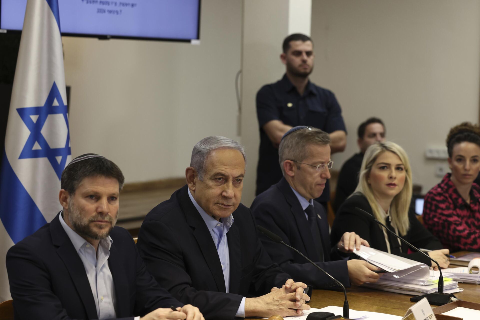 O primeiro-ministro israelense, Benjamin Netanyahu, segundo à esquerda, participa da reunião semanal de gabinete no Ministério da Defesa em Tel Aviv, Israel, 7 de janeiro de 2024 - Sputnik Brasil, 1920, 12.04.2024