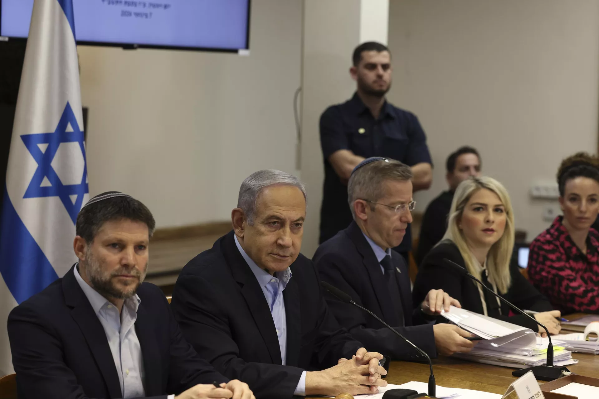 O primeiro-ministro israelense, Benjamin Netanyahu, segundo à esquerda, participa da reunião semanal de gabinete no Ministério da Defesa em Tel Aviv, Israel, 7 de janeiro de 2024 - Sputnik Brasil, 1920, 12.04.2024