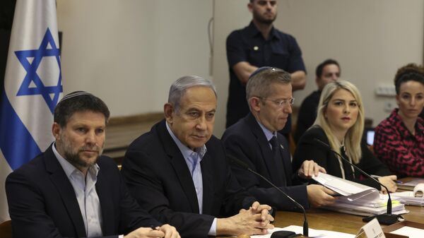 O primeiro-ministro israelense, Benjamin Netanyahu, segundo à esquerda, participa da reunião semanal de gabinete no Ministério da Defesa em Tel Aviv, Israel, 7 de janeiro de 2024 - Sputnik Brasil