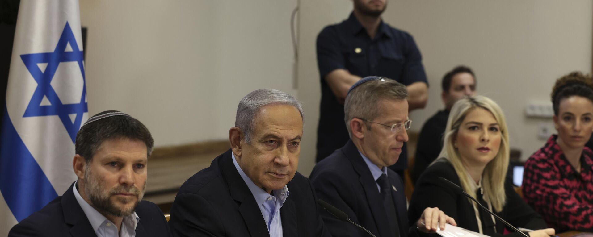 O primeiro-ministro israelense, Benjamin Netanyahu, segundo à esquerda, participa da reunião semanal de gabinete no Ministério da Defesa em Tel Aviv, Israel, 7 de janeiro de 2024 - Sputnik Brasil, 1920, 23.02.2024