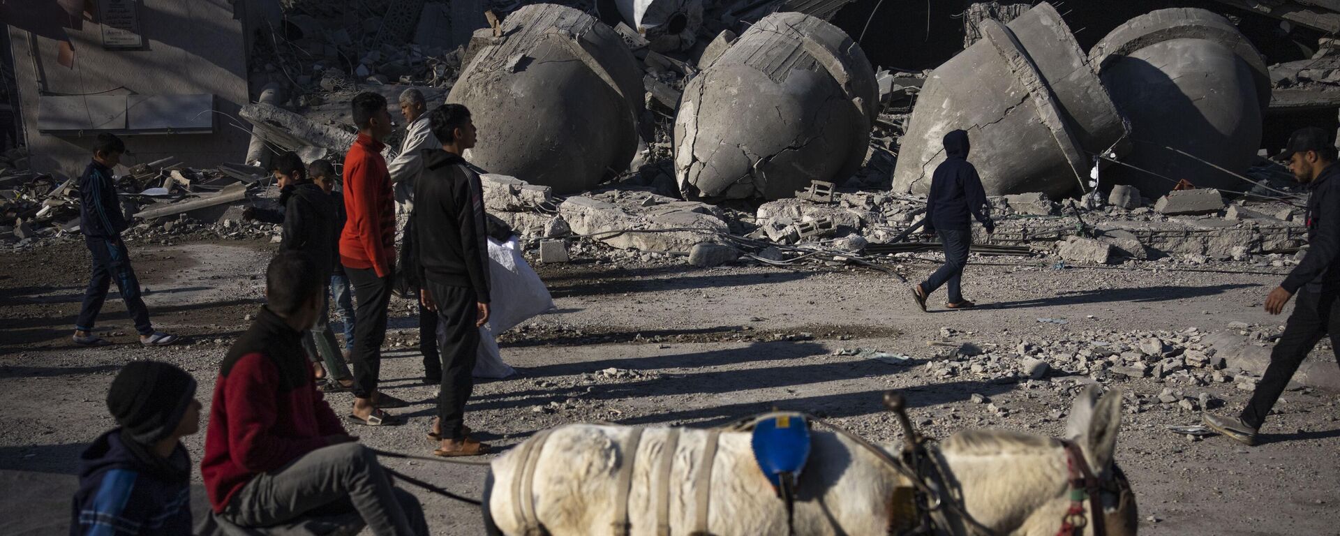Palestinos observam a destruição causada por um ataque israelense a edifícios residenciais e uma mesquita em Rafah. Faixa de Gaza, 22 de fevereiro de 2024 - Sputnik Brasil, 1920, 14.04.2024