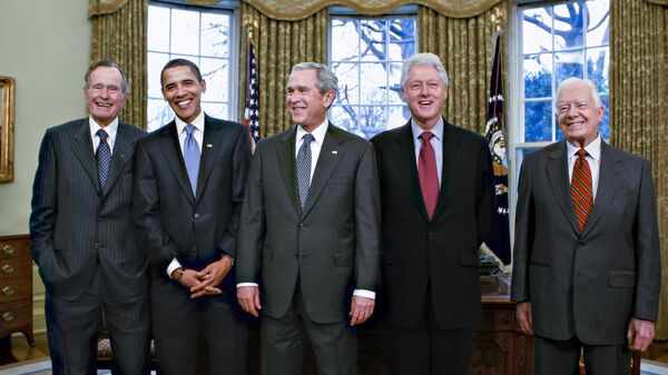 A partir da esquerda, o ex-presidente George H. W. Bush, o presidente eleito Barack Obama, o presidente George W. Bush, o ex-presidente Bill Clinton e o ex-presidente Jimmy Carter se reúnem no Salão Oval da Casa Branca. Washington, D. C., 7 de janeiro de 2009 - Sputnik Brasil