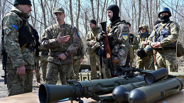 Membros das Forças de Defesa Territorial Ucranianas participam de curso de treinamento tático, de combate e de primeiros socorros, em Carcóvia (foto de arquivo) - Sputnik Brasil