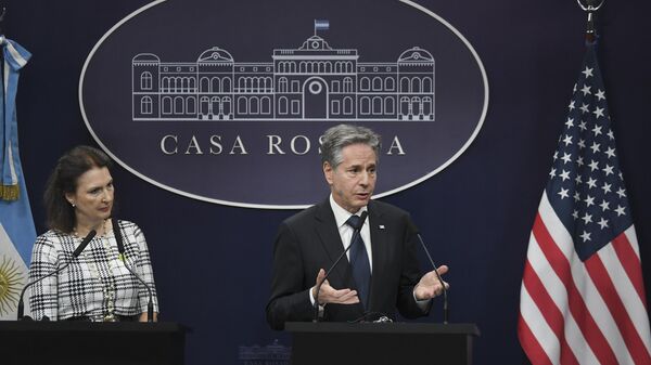 Diana Mondino,  ministra das Relações Exteriores argentina (à esquerda), e Antony Blinken, secretário de Estado dos EUA (à direita), durante entrevista coletiva na Casa Rosada, em Buenos Aires, Argentina, 23 de fevereiro de 2024 - Sputnik Brasil