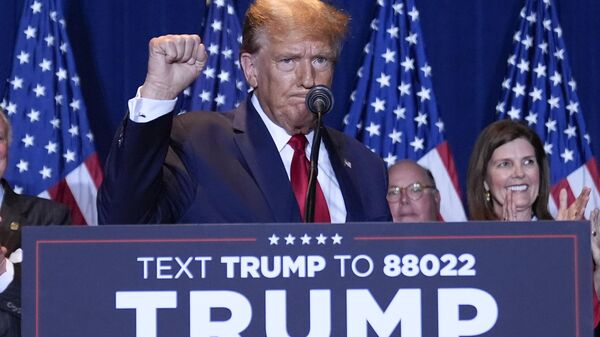 Donald Trump, candidato republicano à presidência e ex-presidente dos EUA (2017-2021), discursa durante festa da noite da eleição primária da Carolina do Sul, em State Fairgrounds, Carolina do Sul, EUA, 24 de fevereiro de 2024 - Sputnik Brasil