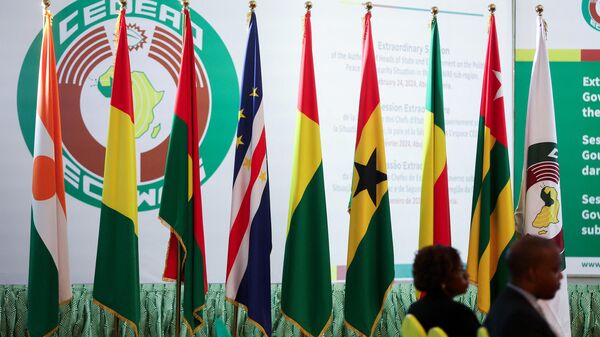 Bandeiras dos países da Comunidade Econômica dos Estados da África Ocidental (CEDEAO, na sigla em francês) dentro da villa presidencial da Nigéria, após sessão do grupo em Abuja, Nigéria, 24 de fevereiro de 2024 - Sputnik Brasil