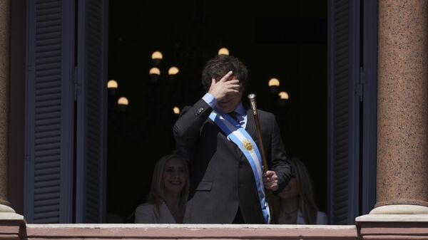 O recém-empossado presidente da Argentina, Javier Milei, na varanda da casa do governo em Buenos Aires, Argentina, em 10 de dezembro de 2023 - Sputnik Brasil