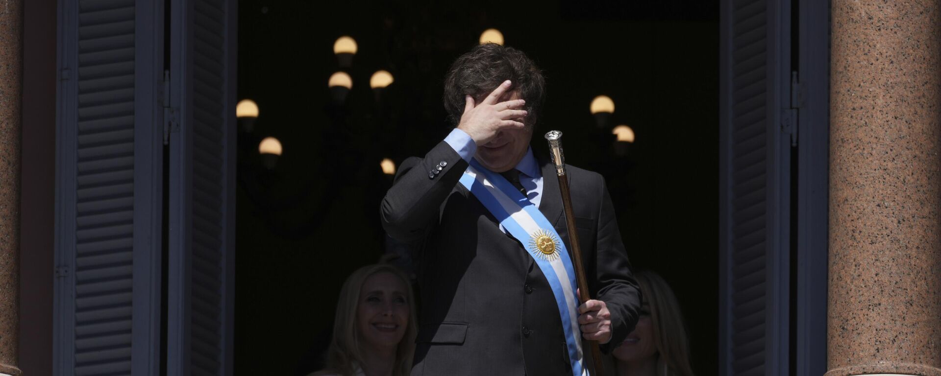 O recém-empossado presidente da Argentina, Javier Milei, na varanda da casa do governo em Buenos Aires, Argentina, em 10 de dezembro de 2023 - Sputnik Brasil, 1920, 25.02.2024
