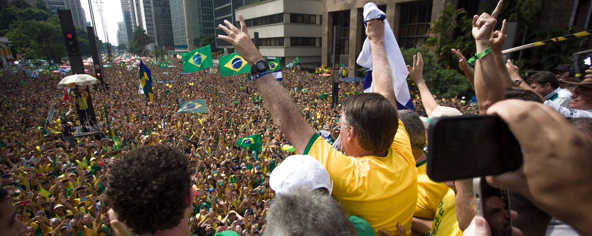 Ex-presidente Jair Bolsonaro acena para os presentes em ato de apoio na avenida Paulista, São Paulo, em 25 de fevereiro de 2024 - Sputnik Brasil, 1920, 25.02.2024
