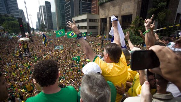 Ex-presidente Jair Bolsonaro acena para os presentes em ato de apoio na avenida Paulista, São Paulo, em 25 de fevereiro de 2024 - Sputnik Brasil