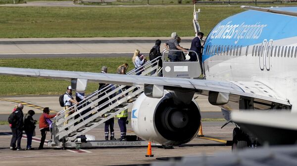 Passageiros embarcam em avião da Aerolíneas Argentinas, no Aeroporto Jorge Newbery. Buenos Aires, 24 de novembro de 2023 - Sputnik Brasil