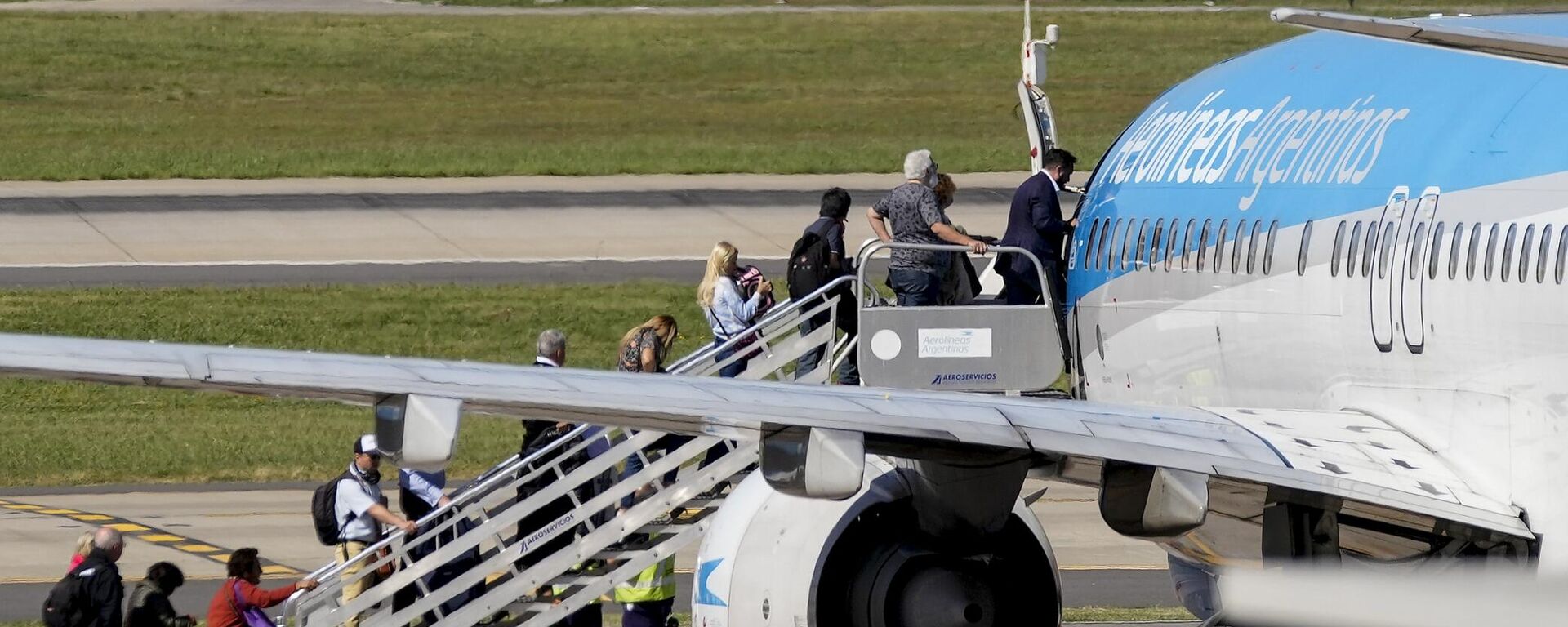 Passageiros embarcam em avião da Aerolíneas Argentinas, no Aeroporto Jorge Newbery. Buenos Aires, 24 de novembro de 2023 - Sputnik Brasil, 1920, 26.02.2024