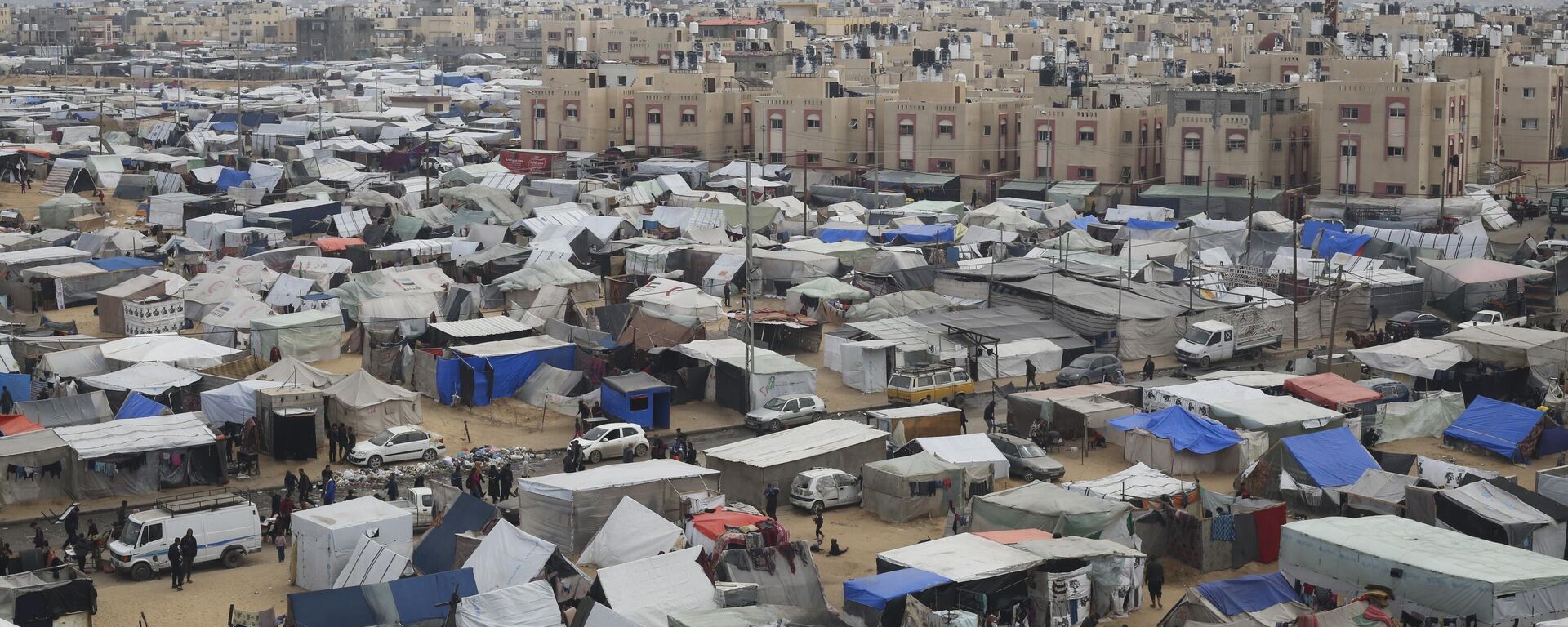 Palestinos desabrigados por conta dos bombardeios israelenses improvisam tendas em campo aberto em Rafah. Faixa de Gaza, 27 de fevereiro de 2024 - Sputnik Brasil, 1920, 27.02.2024
