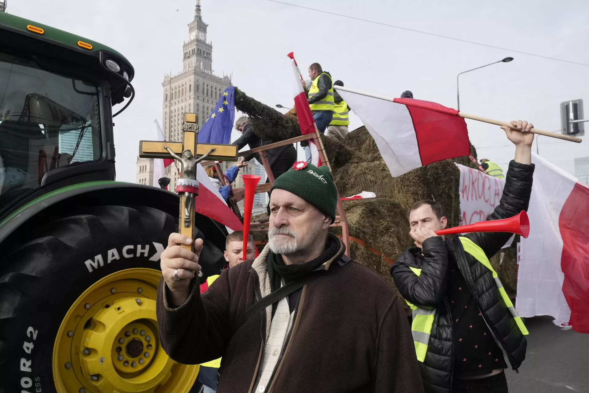 Agricultores poloneses durante protesto contra as políticas da União Europeia e a importação de grãos da Ucrânia fecha ruas e estradas, Varsóvia, 27 de fevereiro de 2024 - Sputnik Brasil, 1920, 03.05.2024