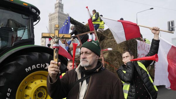 Agricultores poloneses durante protesto contra as políticas da União Europeia e a importação de grãos da Ucrânia fecha ruas e estradas. Varsóvia, 27 de fevereiro de 2024 - Sputnik Brasil