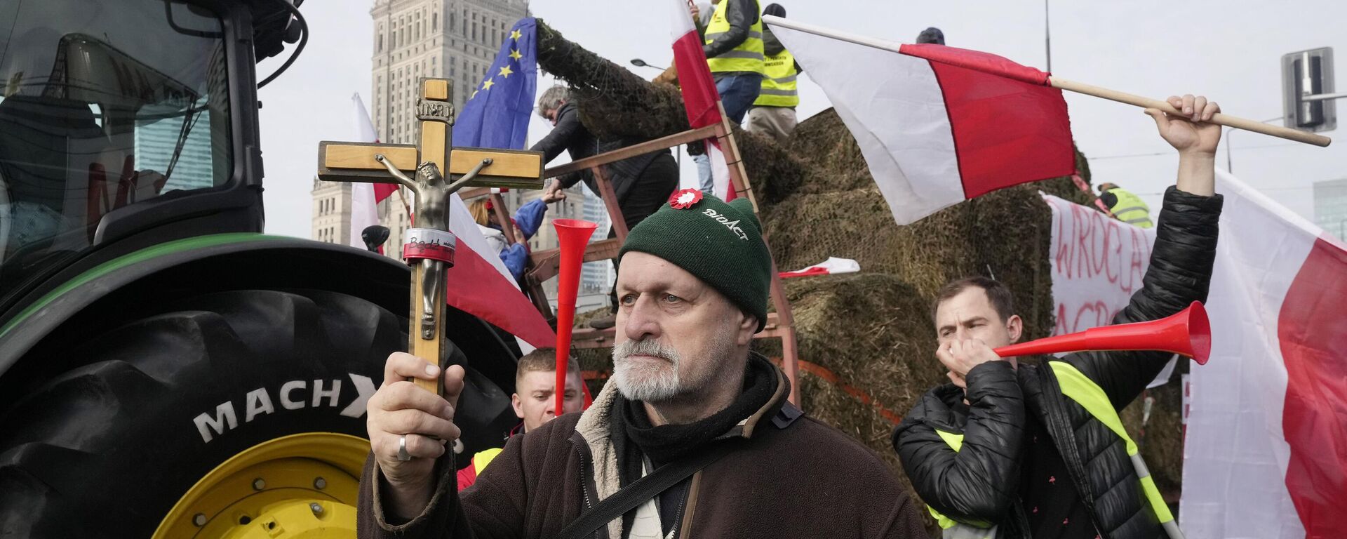 Agricultores poloneses durante protesto contra as políticas da União Europeia e a importação de grãos da Ucrânia fecha ruas e estradas. Varsóvia, 27 de fevereiro de 2024 - Sputnik Brasil, 1920, 27.02.2024