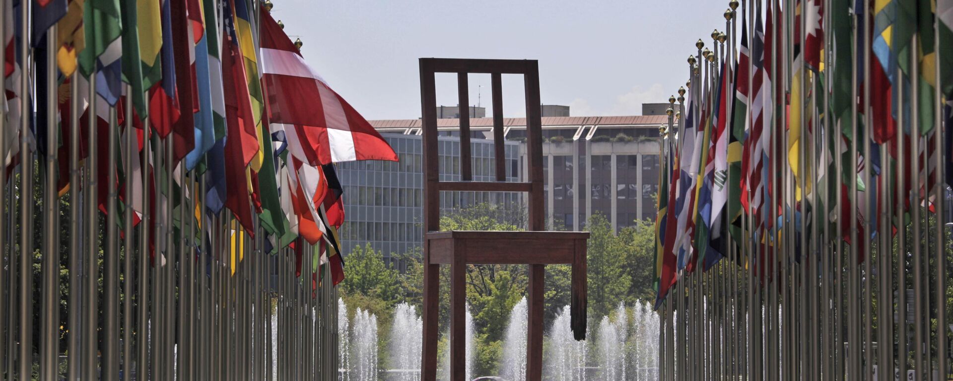 Broken Chair, escultura do artista suíço Daniel Berset, que fica na Praça das Nações, em frente à sede da Organização das Nações Unidas (ONU) em Genebra, capital da Suíça, em 16 de julho de 2009 - Sputnik Brasil, 1920, 27.02.2024