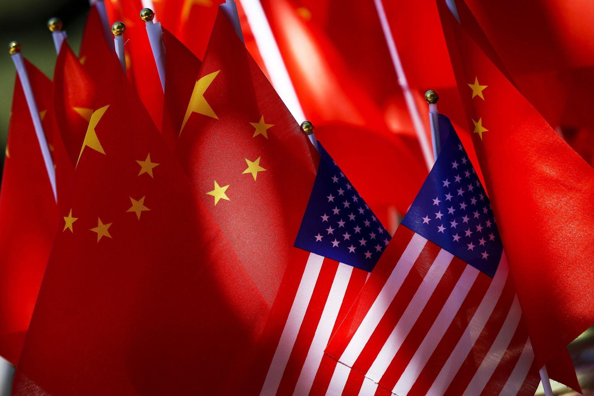 As bandeiras dos EUA e da China são exibidas juntas no topo de um trishaw em Pequim - Sputnik Brasil, 1920, 05.03.2024