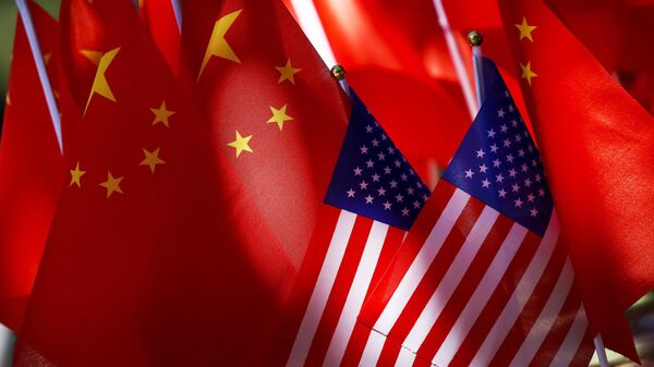 As bandeiras dos EUA e da China são exibidas juntas no topo de um trishaw em Pequim - Sputnik Brasil