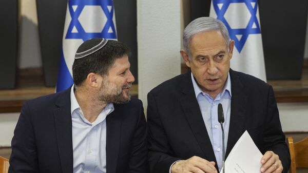 O primeiro-ministro israelense, Benjamin Netanyahu, e o ministro das Finanças, Bezalel Smotrich, participam da reunião semanal de gabinete no Ministério da Defesa em Tel Aviv, em 7 de janeiro de 2024 - Sputnik Brasil