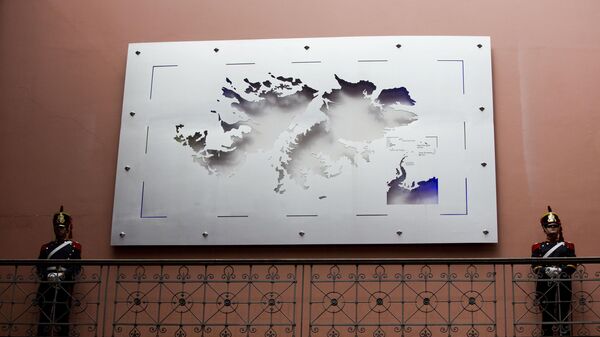 Um mapa das Ilhas Malvinas na Casa Rosada da Argentina, durante uma cerimônia em 2014 - Sputnik Brasil
