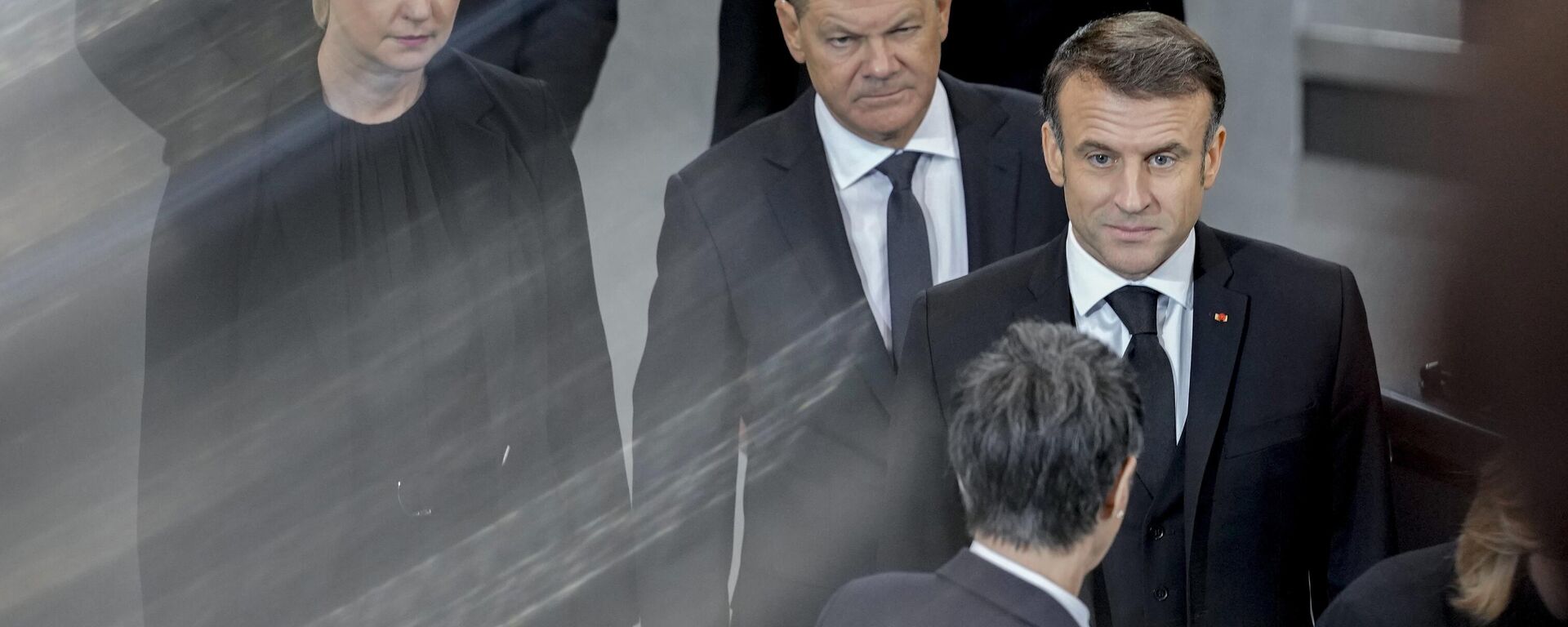 Olaf Scholz, chanceler da Alemanha (à esquerda), e Emmanuel Macron, presidente da França (à direita), participam de ato de homenagem ao falecido ex-ministro das Finanças alemão Wolfgang Schaeuble no parlamento alemão em Berlim, Alemanha, 22 de novembro de 2024 - Sputnik Brasil, 1920, 29.02.2024