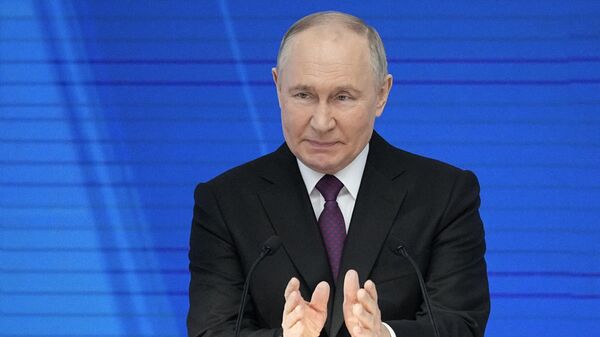 Vladimir Putin gesticula ao fazer seu discurso na Assembleia Federal, em Moscou. Rússia, 29 de fevereiro de 2024 - Sputnik Brasil