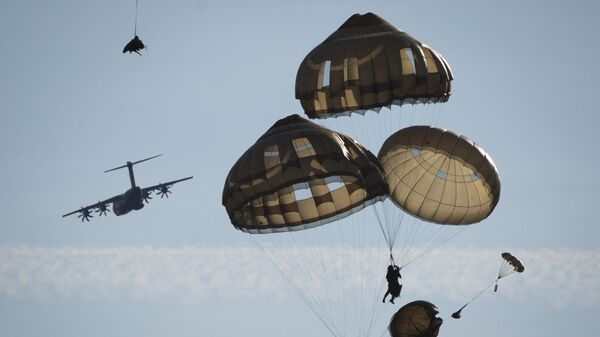 Fuzileiros navais franceses do 8º Regimento de Infantaria Paraquedista saltam durante os exercícios Spring Storm, da Organização do Tratado do Atlântico Norte (OTAN), em Viitna, Estônia, em 20 de maio de 2023 - Sputnik Brasil