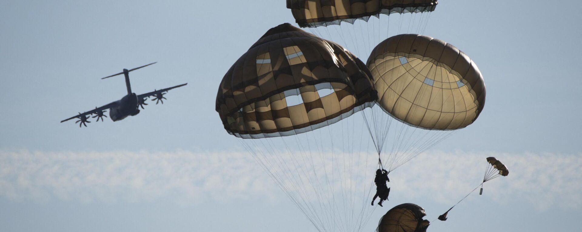 Fuzileiros navais franceses do 8º Regimento de Infantaria Paraquedista saltam durante os exercícios Spring Storm, da Organização do Tratado do Atlântico Norte (OTAN), em Viitna, Estônia, em 20 de maio de 2023 - Sputnik Brasil, 1920, 29.02.2024