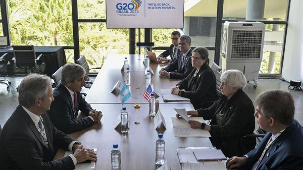 A secretária do Tesouro dos EUA, Janet Yellen (à direita), e o ministro da Economia da Argentina, Luis Caputo (à esquerda), falam durante reunião bilateral no âmbito da reunião dos ministros das finanças do G20. São Paulo, 29 de fevereiro de 2024 - Sputnik Brasil