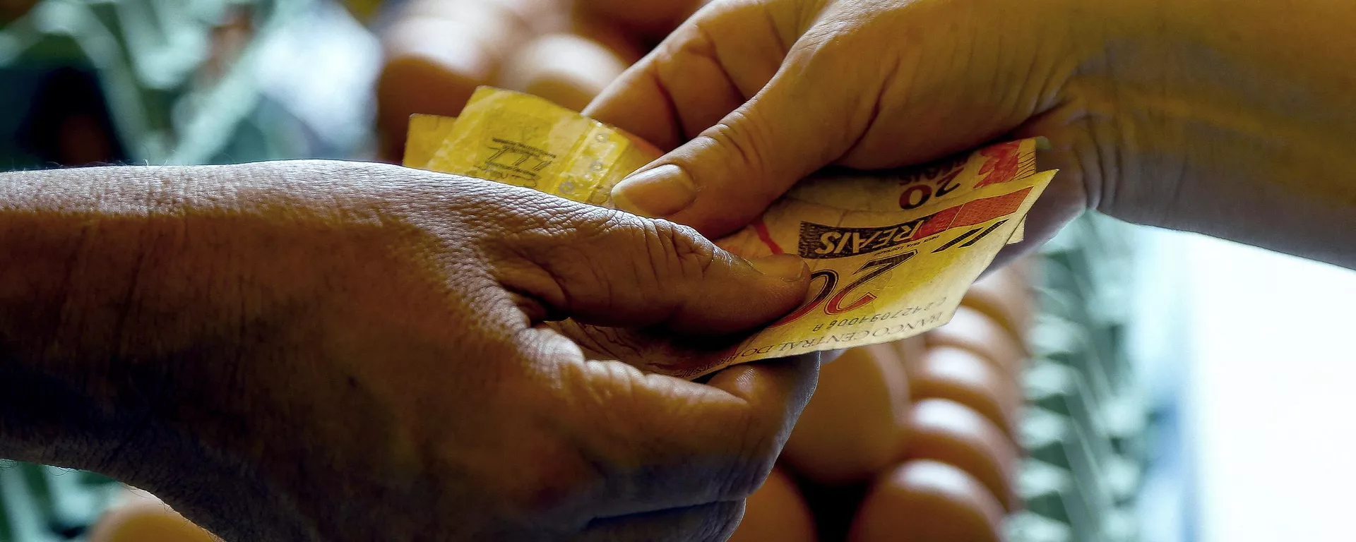 Cliente usa dinheiro em barraca de ovos na feira livre de São Paulo, Brasil - Sputnik Brasil, 1920, 18.03.2024