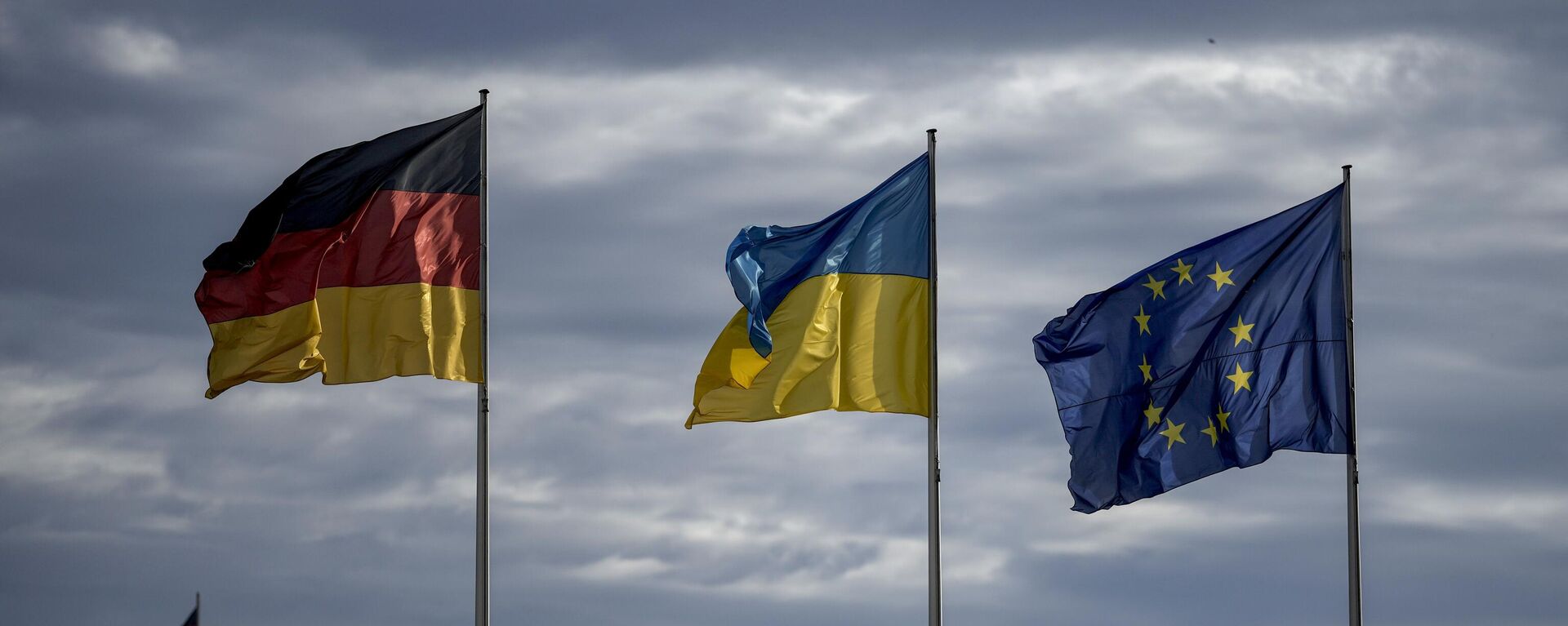 Bandeiras da Alemanha, Ucrânia e União Europeia - Sputnik Brasil, 1920, 21.03.2024